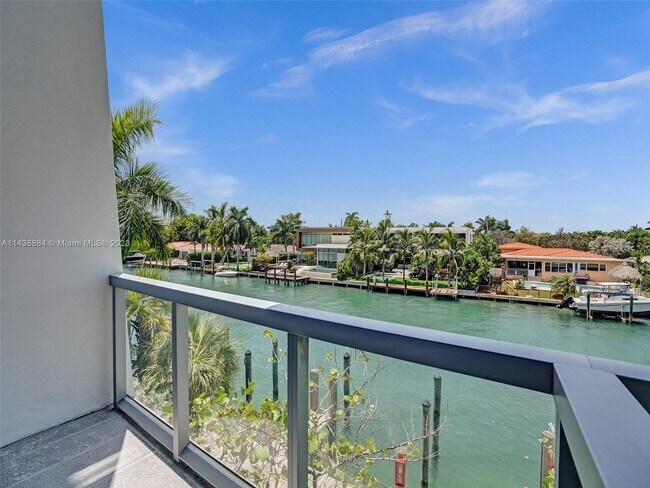 Building Photo - 9940 W Bay Harbor Dr