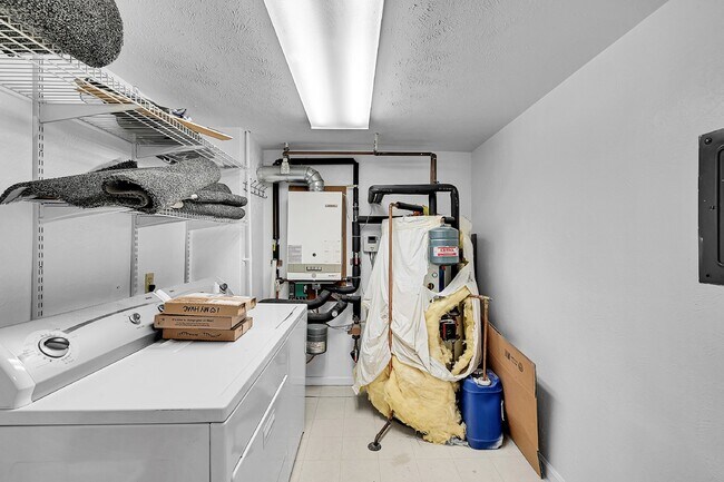 Building Photo - $2,390.95, 2 Bed, 1.5 Bath in Boulder with In Unit Laundry