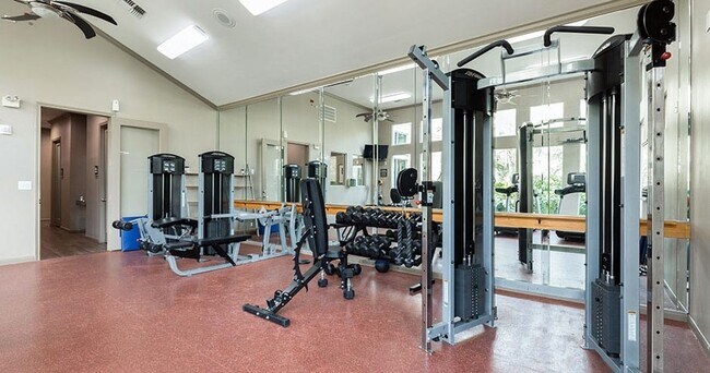 Building Photo - Convenient Location, Resort-Style Comfort!