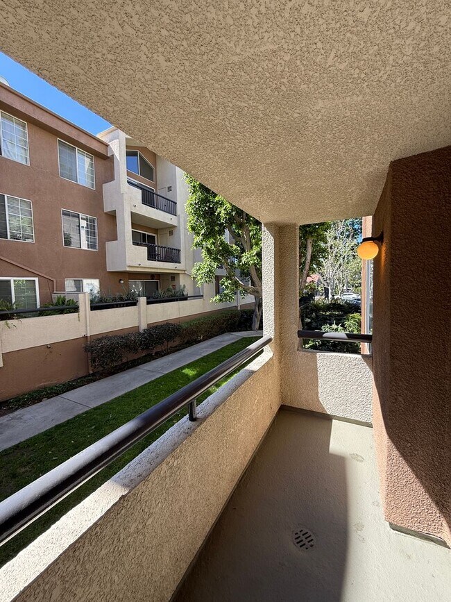 Building Photo - Modern 1BD/1BA Condo at The Met Warner Center! Ready for Move-In!