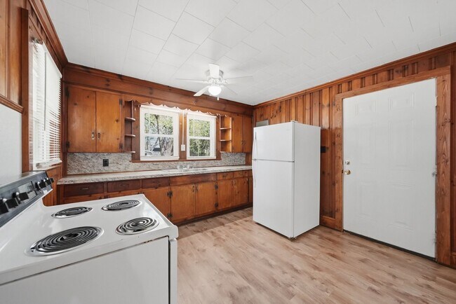 Building Photo - Charming 2BR Ranch with Spacious Yard & Ample Parking