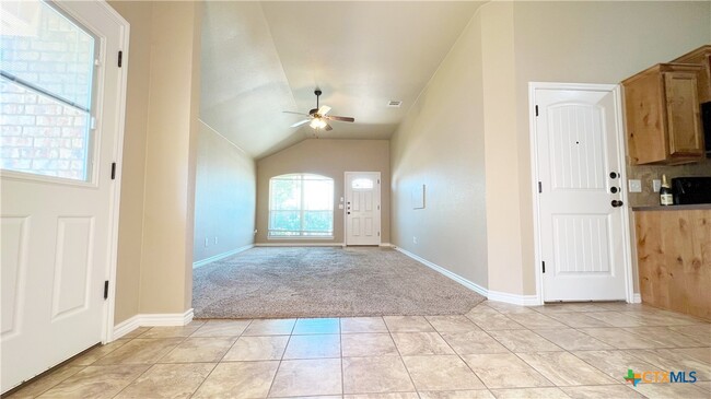 Building Photo - 405 Sladecek Dr