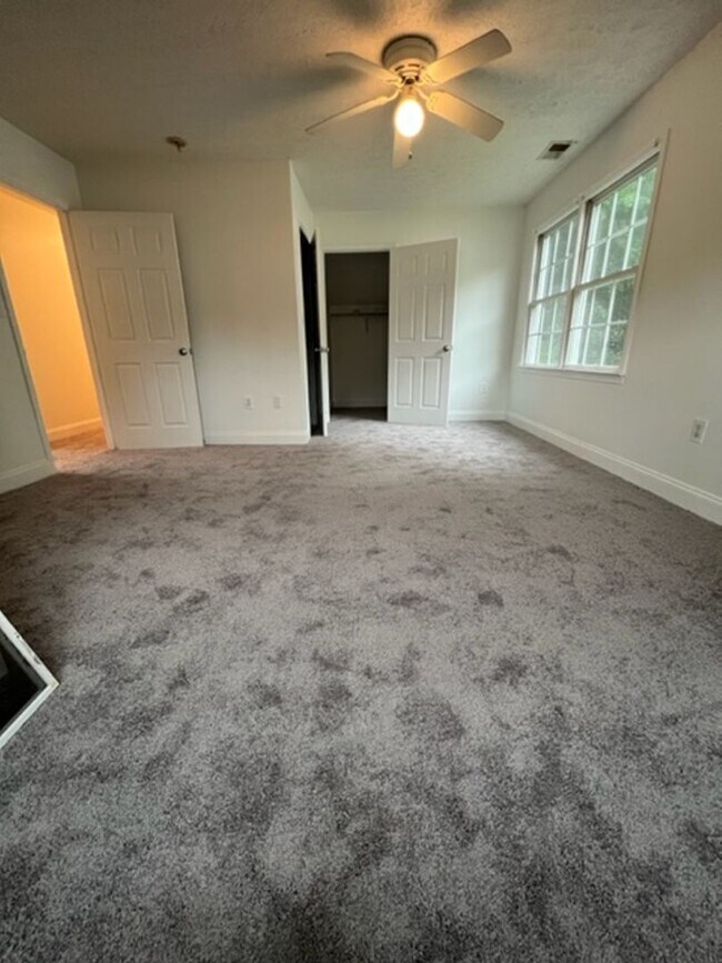 Building Photo - 4 Bedroom/4 Bathroom House!