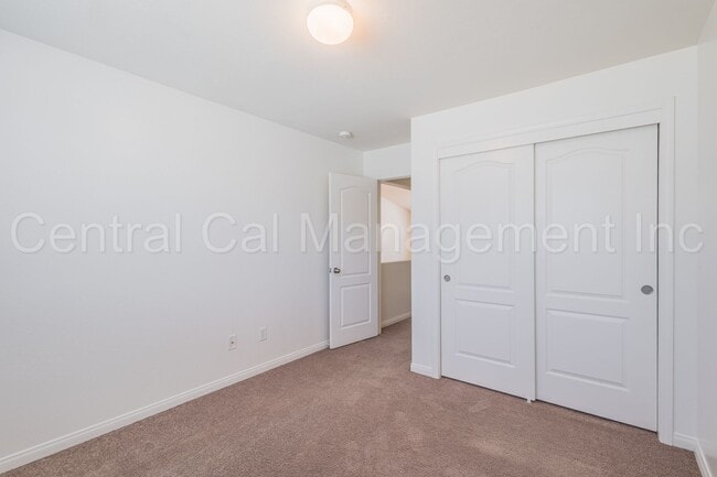 Building Photo - 4 Bedroom/2 Bath Home in Desired Southwest...