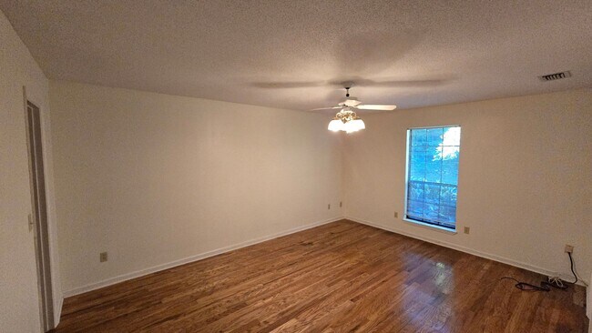 Building Photo - Beautiful Large home off of Mahan
