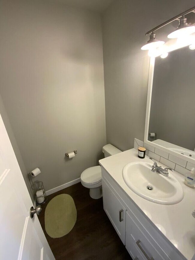 Building Photo - Centralia 4bdr brand new home 2 garage & s...