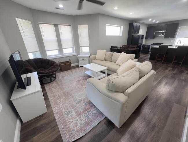 Building Photo - 453 S Main Ave