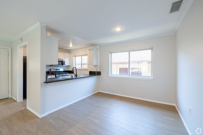 Interior Photo - 5302 Colodny Ave