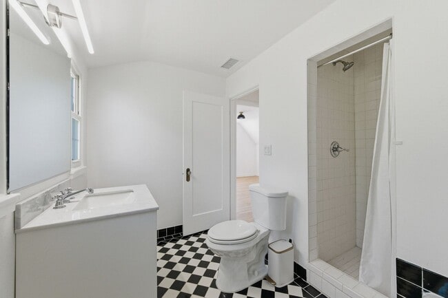 Building Photo - Charming 2 bed, 1.5 bath Alta Heights Home