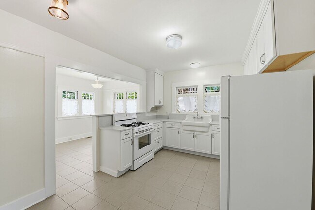 Building Photo - Cottage Style Home