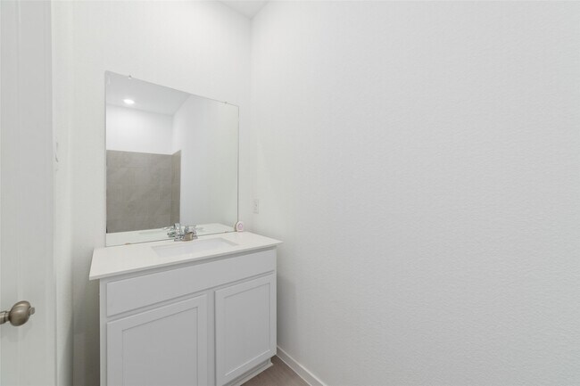 Building Photo - 830 Heaven Dr
