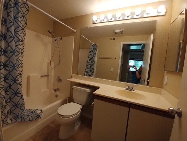 Building Photo - 3927 Nobel Dr