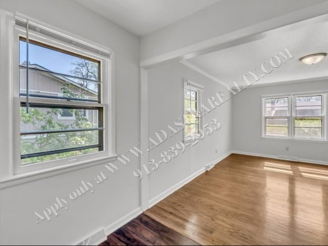 Building Photo - Updated 4 Bed 2 Bath Home in Lees Summit-C...
