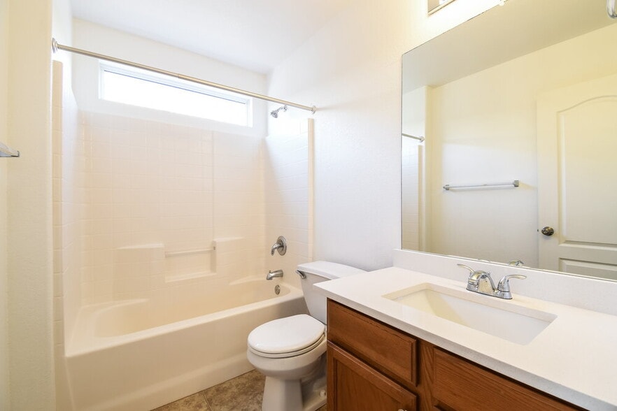 Building Photo - 1150 E Ferrara St