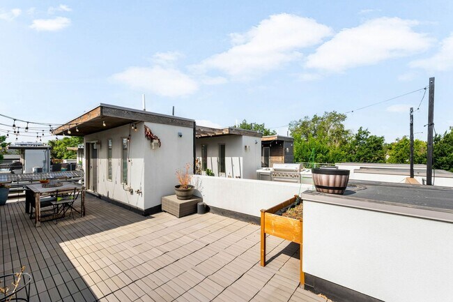 Building Photo - Modern 2BD, 2BA LoHi Townhome with Rooftop...