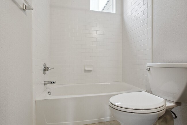 Building Photo - 2265 Glenarm Pl