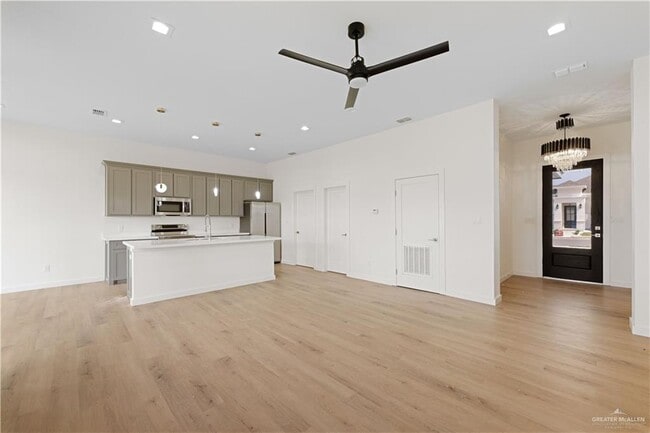 Building Photo - 19 N Brushfield Ave