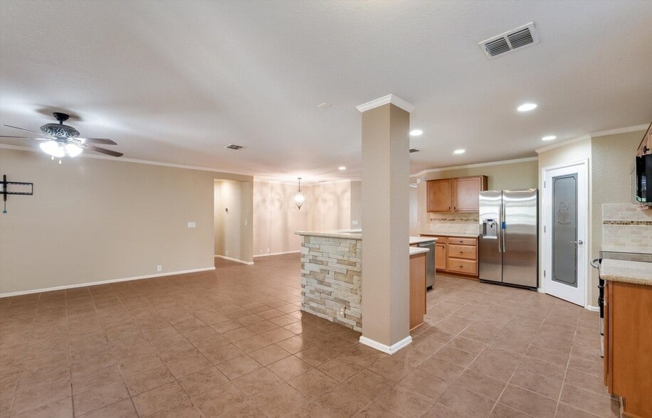Building Photo - 5248 Columbia Dr