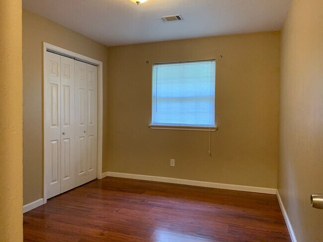 Building Photo - 1306 E Twin Lakes Dr
