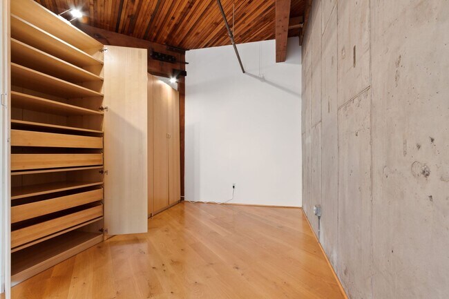 Building Photo - Chic, urban studio condo in the Pearl—Peaceful, In-unit w/d, 14-ft ceilings, deeded parking