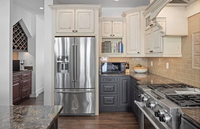 Building Photo - Stunning luxury rental!