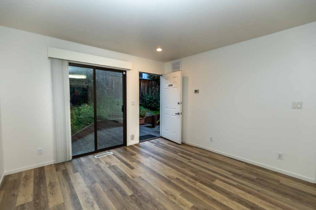 Building Photo - 2470 Bella Vista Ave