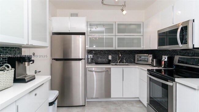 Building Photo - 5161 Collins Ave