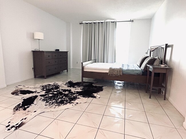 Building Photo - 1849 S Ocean Dr