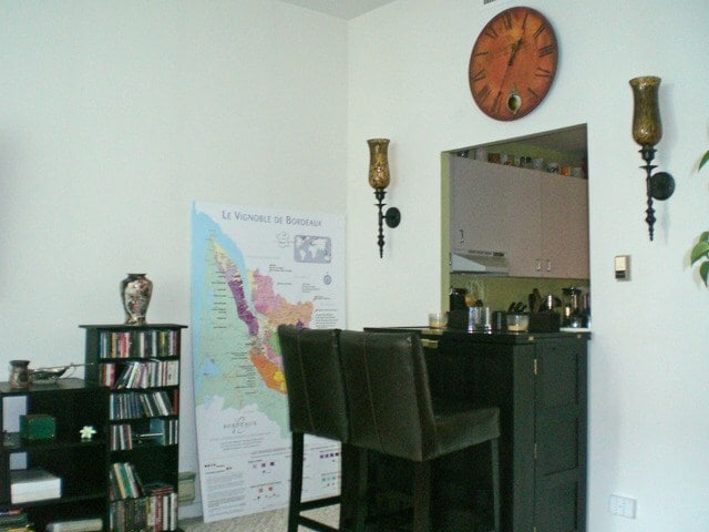 living area 4 - 211 E Ohio st.