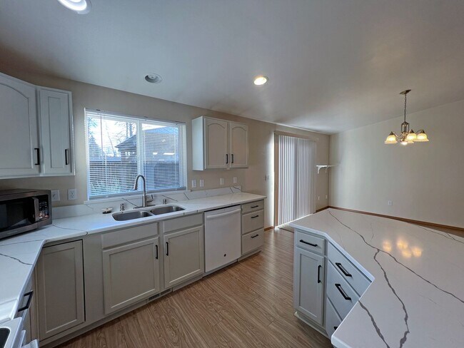 Building Photo - Price Drop!-Exceptional 2200 sq ft Three Bedroom 2 Bath Rambler in Fed Way - with A/C