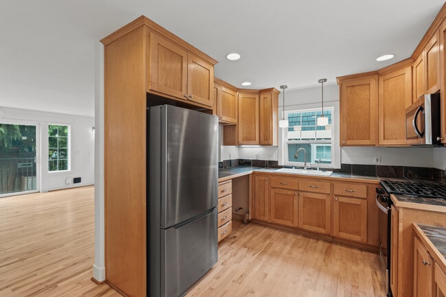 Building Photo - 910 N 74th St