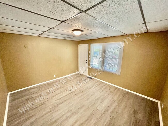 Building Photo - Updated 5 Bed 2 Bath home in Independence-...