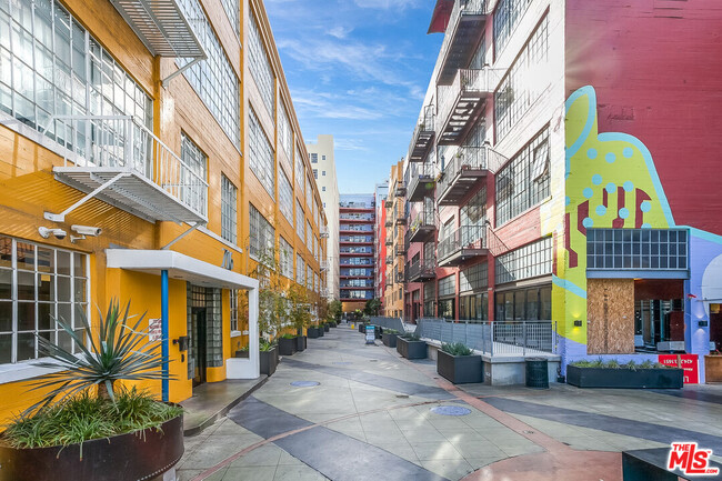 Building Photo - 746 S Los Angeles St