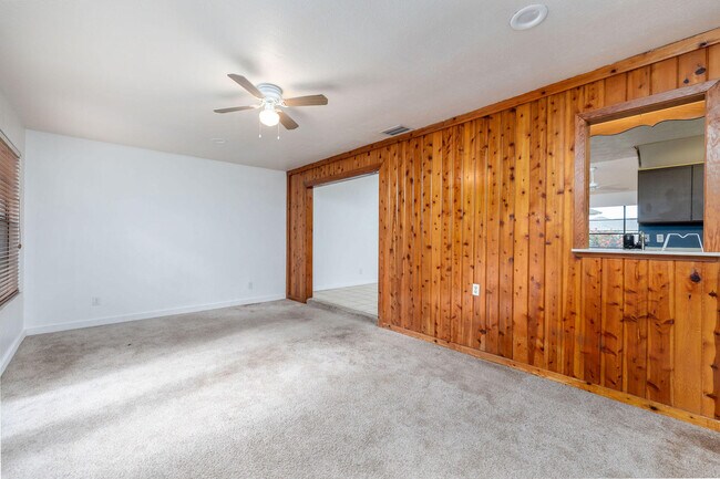 Building Photo - 662 NW Cardinal Dr