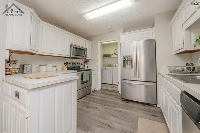 Building Photo - 1505 City View Dr