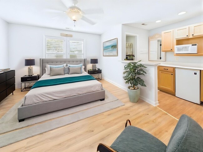 Building Photo - Gorgeous Furnished 2 Bdrm/2 Bath Condo in St James Community!