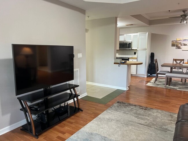 Building Photo - First Floor Condo at Bridgepointe - Beauti...