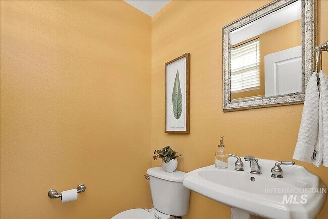 Building Photo - Charming 3 bedroom 2.5 bathroom in Desirable Area!