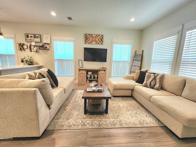 Building Photo - Perfect Blend of Comfort