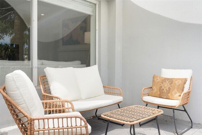 Building Photo - 1625 Hollywood Blvd