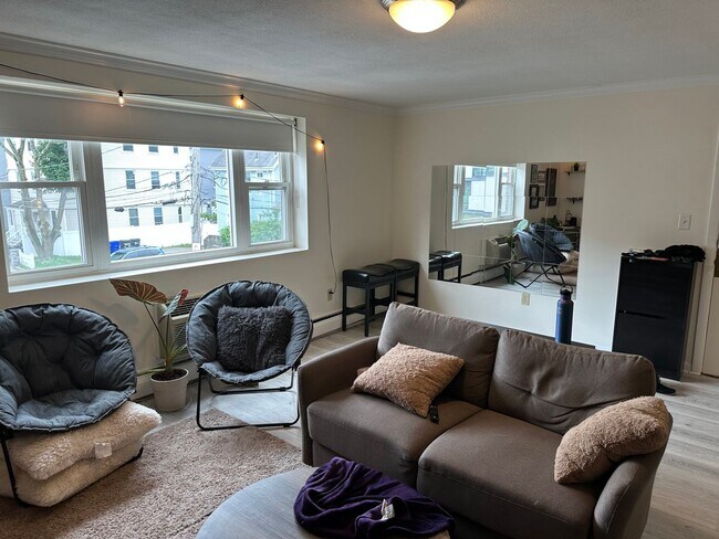 Building Photo - Charming 2 Bedroom-No Broker Fee