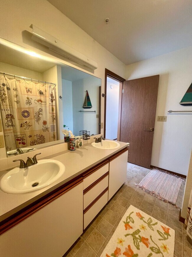 Building Photo - 2Bd 2Ba Waterfront Mariners Cove Condo in ...