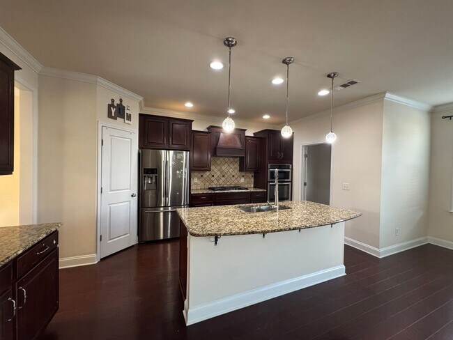 Building Photo - Your Franklin dream rental is here—4 bedrooms, a huge bonus, two en-suites, and an unbeatable loc...