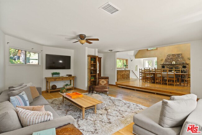 Building Photo - 2026 Topanga Skyline Dr