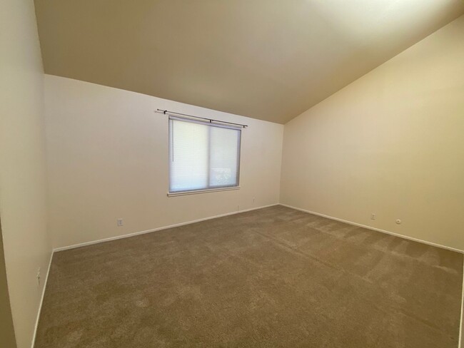 Building Photo - 1100 Island Dr