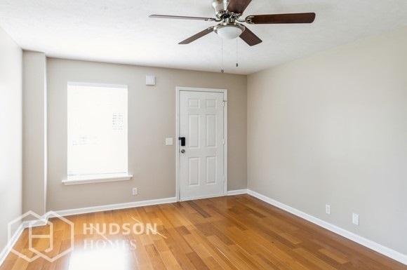 Building Photo - Move in by October 15th - GET $500 OFF 1ST...