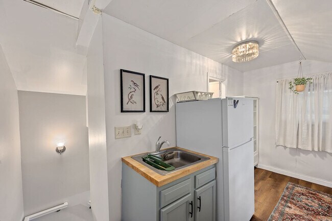 Building Photo - 5651 Ridge Ave