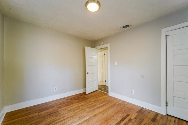 Building Photo - 522 Woodbury Rd