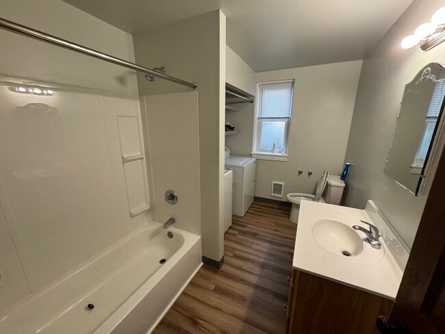 Building Photo - Comfortable 2nd Floor Apartment