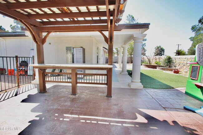 Building Photo - 901 Tepic Dr